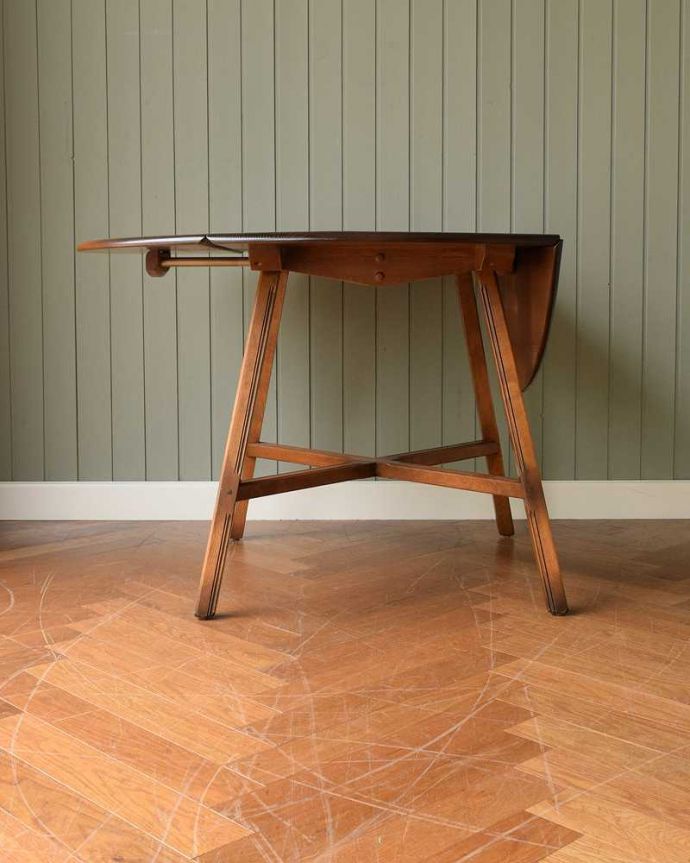 アーコールの家具　アンティーク家具　北欧の老舗メーカーアーコール社のダイニングテーブル、アンティークの伸張式家具。片方だけ開いても･･･片方の羽を開くとこんな感じです。(k-2165-f)