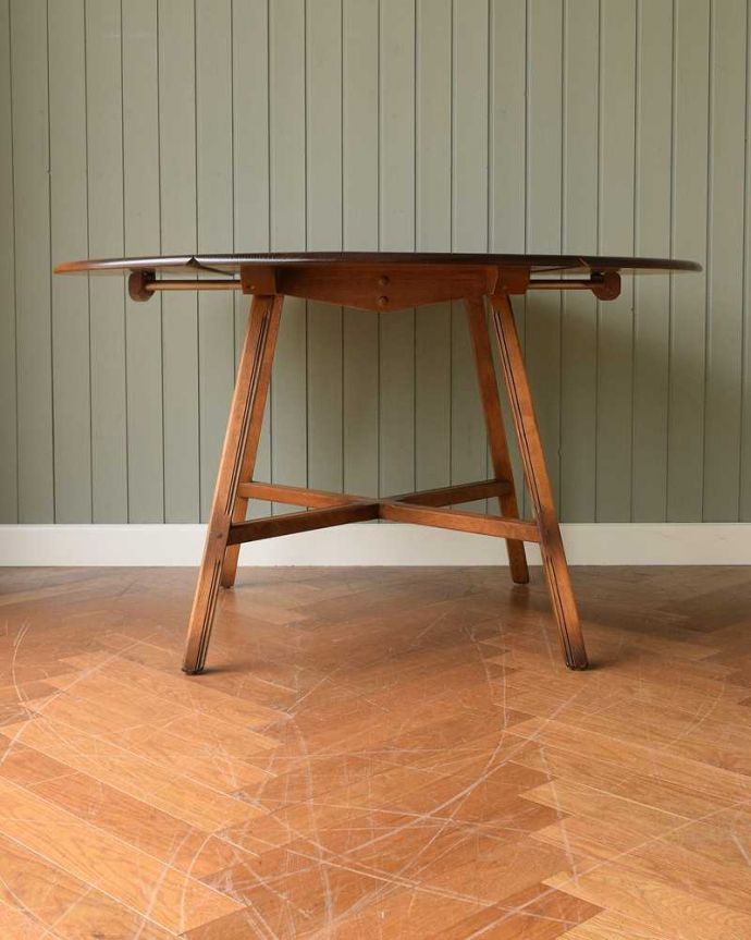 アーコールの家具　アンティーク家具　北欧の老舗メーカーアーコール社のダイニングテーブル、アンティークの伸張式家具。両方開いたらこんな感じ開いても閉じても、自由に使える便利さが魅力です。(k-2165-f)