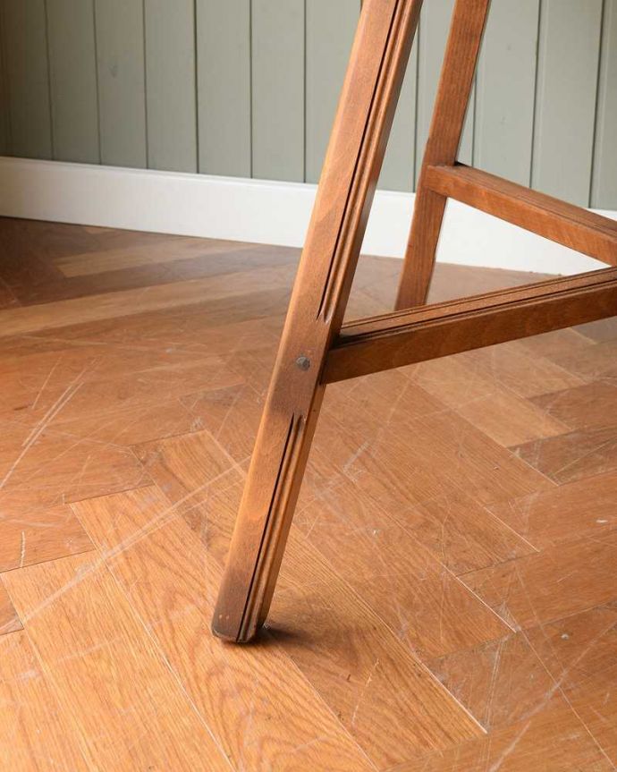 アーコールの家具　アンティーク家具　北欧の老舗メーカーアーコール社のダイニングテーブル、アンティークの伸張式家具。持ち上げなくても移動できます！Handleのアンティークは、脚の裏にフェルトキーパーをお付けしていますので、持ち上げなくても床を滑らせれば女性でも簡単に移動させることが出来ます。(k-2165-f)