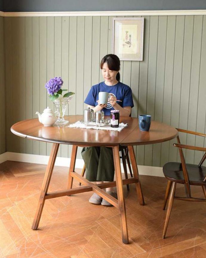 アーコールの家具　アンティーク家具　北欧の老舗メーカーアーコール社のダイニングテーブル、アンティークの伸張式家具。スッキリとした北欧スタイルのバタフライテーブル。(k-2165-f)