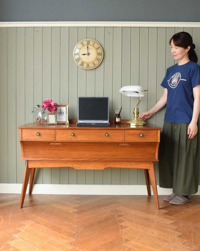 アンティークのデスク・書斎机　アンティーク家具　カッコイイ北欧テイストのビンテージ家具、脚までお洒落なライティングデスク（机） 。スタイリッシュでカッコいい時間が過ごせるデスク北欧スタイルのデザインがスタイリッシュな雰囲気のヴィンテージのデスク。(k-2166-f)