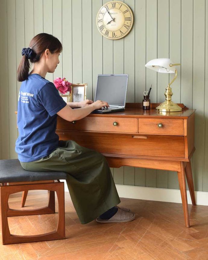 アンティークのデスク・書斎机　アンティーク家具　カッコイイ北欧テイストのビンテージ家具、脚までお洒落なライティングデスク（机） 。仕事の時間も、自分だけの時間も･･･ここに座るだけで、なんだか仕事が出来る自分になった気分。(k-2166-f)