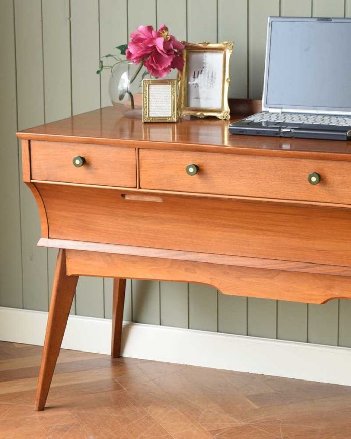 アンティークのデスク・書斎机　アンティーク家具　カッコイイ北欧テイストのビンテージ家具、脚までお洒落なライティングデスク（机） 。どこに置いてもカッコよく似合います。(k-2166-f)