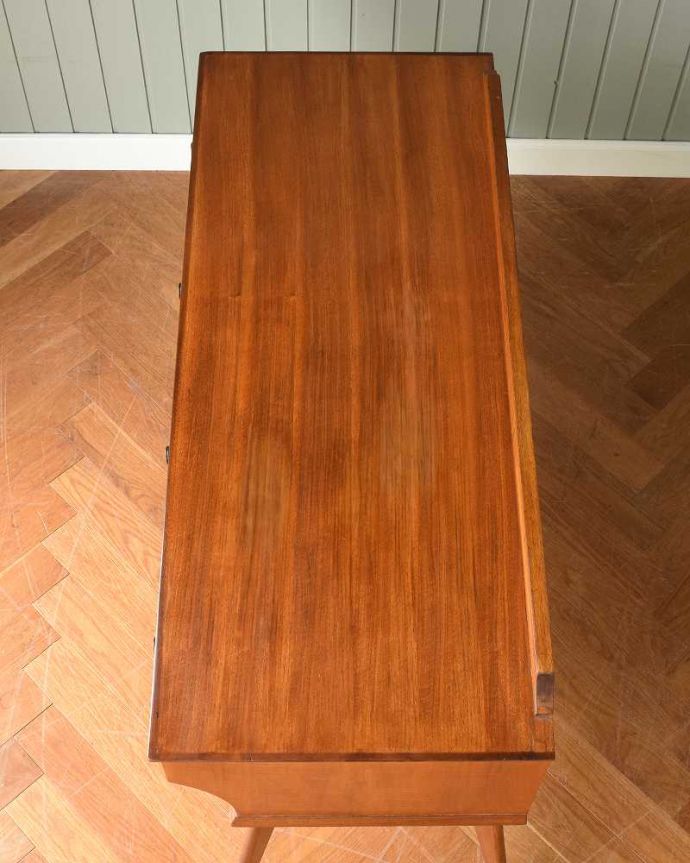 アンティークのデスク・書斎机　アンティーク家具　カッコイイ北欧テイストのビンテージ家具、脚までお洒落なライティングデスク（机） 。やっぱり重要！デスクの天板。(k-2166-f)