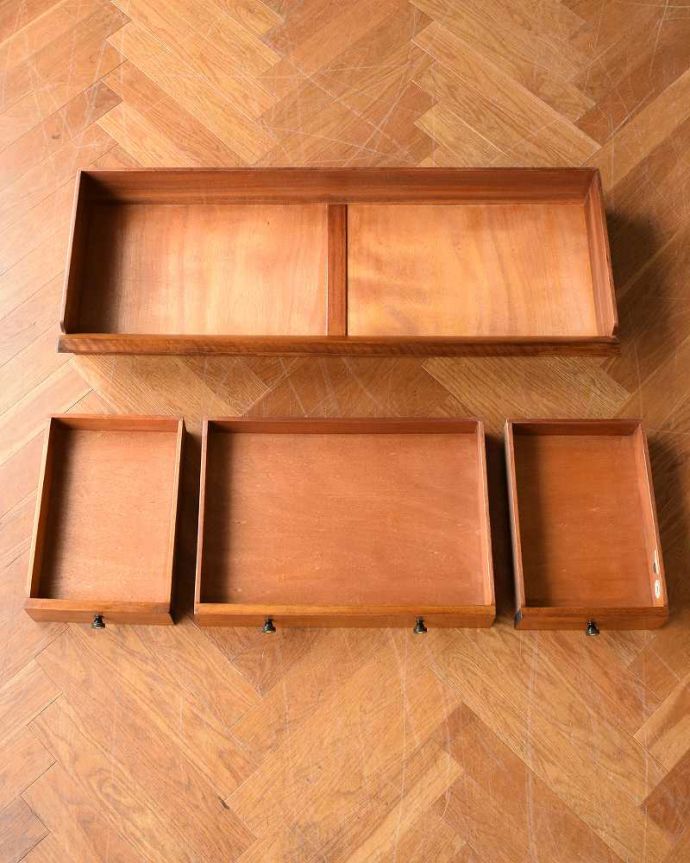 アンティークのデスク・書斎机　アンティーク家具　カッコイイ北欧テイストのビンテージ家具、脚までお洒落なライティングデスク（机） 。引き出しの中も！もちろん引き出しの中もキレイにお直ししてあります。(k-2166-f)