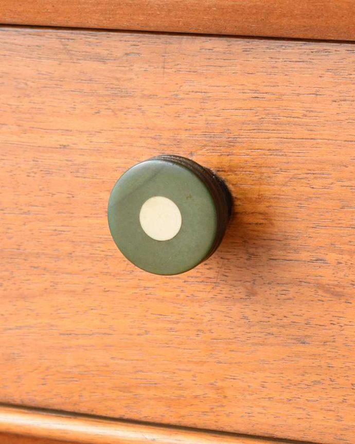 アンティークのデスク・書斎机　アンティーク家具　カッコイイ北欧テイストのビンテージ家具、脚までお洒落なライティングデスク（机） 。こんな場所もクールでカッコいい！取っ手の部分までカッコいい。(k-2166-f)