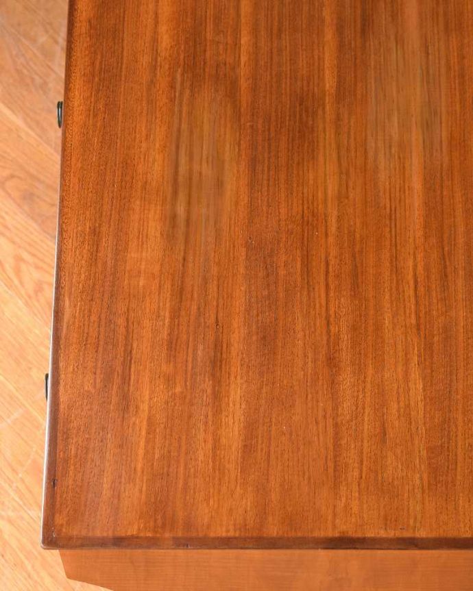 アンティークのデスク・書斎机　アンティーク家具　カッコイイ北欧テイストのビンテージ家具、脚までお洒落なライティングデスク（机） 。天板を近くで見てみると･･･デスクは天板を使う家具なので、塗装もキレイに修復しました。(k-2166-f)