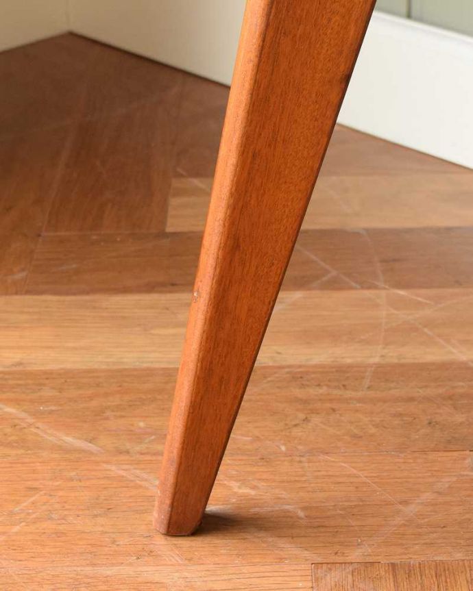 アンティークのデスク・書斎机　アンティーク家具　カッコイイ北欧テイストのビンテージ家具、脚までお洒落なライティングデスク（机） 。女性1人でラクラク運べちゃう仕掛けHandleのアンティークは、脚の裏にフェルトキーパーをお付けしています。(k-2166-f)