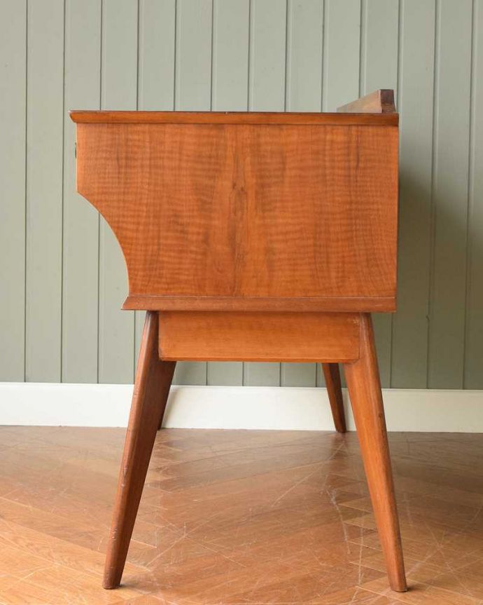 アンティークのデスク・書斎机　アンティーク家具　カッコイイ北欧テイストのビンテージ家具、脚までお洒落なライティングデスク（机） 。横顔もカッコイイ！北欧スタイルの家具は、横顔もクール。(k-2166-f)