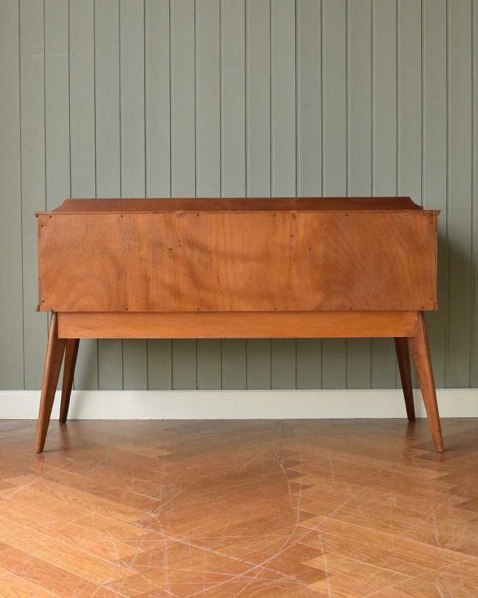 アンティークのデスク・書斎机　アンティーク家具　カッコイイ北欧テイストのビンテージ家具、脚までお洒落なライティングデスク（机） 。後ろ姿もキレイなんです。(k-2166-f)