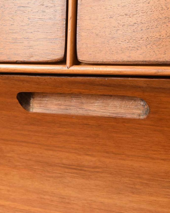 アンティークのデスク・書斎机　アンティーク家具　カッコイイ北欧テイストのビンテージ家具、脚までお洒落なライティングデスク（机） 。下の引き出しの取っ手はこんな感じちょっと変わった形の引き出しですが、くぼみが引き出しやすい取っ手です。(k-2166-f)