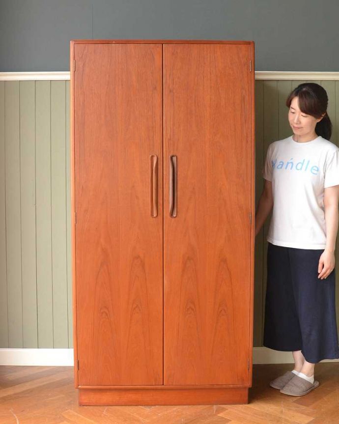 G-PLAN(Gプラン) アンティーク家具 北欧インテリアにピッタリな、G-PLANのヴィンテージワードローブ(2枚扉) 。クールでカッコいい北欧スタイルのワードローブスッキリとしたデザインのワードローブは、大人気のアイテム。(k-2167-f)