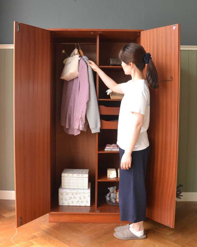 G-PLAN(Gプラン) アンティーク家具 北欧インテリアにピッタリな、G-PLANのヴィンテージワードローブ(2枚扉) 。毎日の身支度時間がワクワクです扉を開ける度になんだかわくわくしちゃうワードローブ。(k-2167-f)