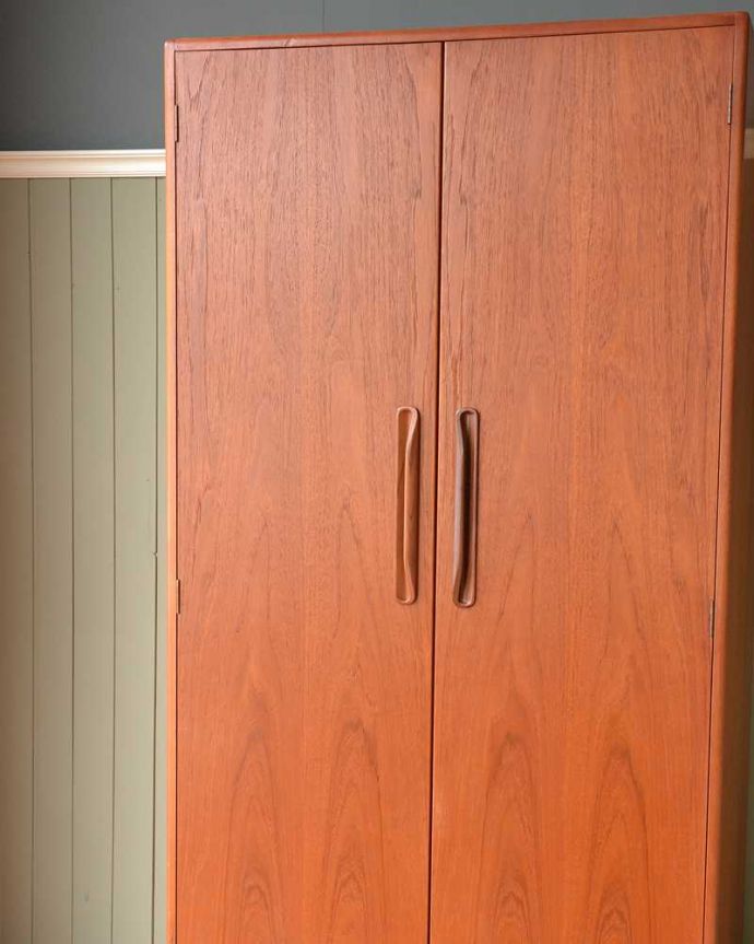 G-PLAN(Gプラン) アンティーク家具 北欧インテリアにピッタリな、G-PLANのヴィンテージワードローブ(2枚扉) 。アンティークらしい木目が魅力シンプルなデザインだからこそ木目の美しさが際立ちます。(k-2167-f)