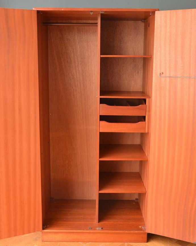 G-PLAN(Gプラン) アンティーク家具 北欧インテリアにピッタリな、G-PLANのヴィンテージワードローブ(2枚扉) 。扉を開けて中を見ると・・・こんな感じで、たっぷり収納できます。(k-2167-f)