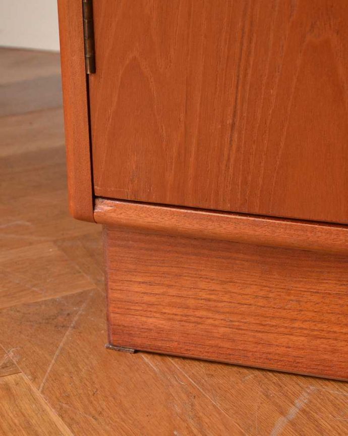 G-PLAN(Gプラン) アンティーク家具 北欧インテリアにピッタリな、G-PLANのヴィンテージワードローブ(2枚扉) 。女性でも運べちゃう理由は・・・Handleのアンティークは、脚の裏にフェルトキーパーをお付けしていますので、重い家具でも床を滑らせて移動出来ます。(k-2167-f)