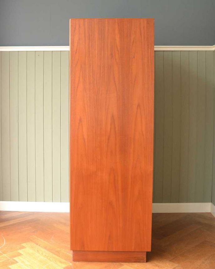 G-PLAN(Gプラン) アンティーク家具 北欧インテリアにピッタリな、G-PLANのヴィンテージワードローブ(2枚扉) 。横から見た姿もステキ正面だけじゃなく横から見るとこんな感じです。(k-2167-f)