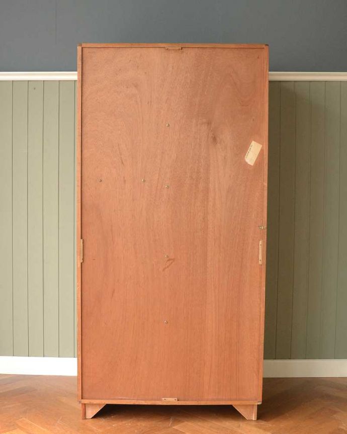 G-PLAN(Gプラン) アンティーク家具 北欧インテリアにピッタリな、G-PLANのヴィンテージワードローブ(2枚扉) 。実は後ろ姿もキレイなんです。(k-2167-f)