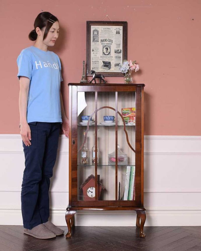 アンティークのキャビネット アンティーク家具 シンプルな美しさが大人っぽい、ウォルナット材のアンティークガラスキャビネット。どこにでも置けちゃうサイズが魅力のキャビネットちょっとしたスペースがあればどこにでも置けちゃうコンパクトサイズのガラスキャビネット。(k-2168-f)