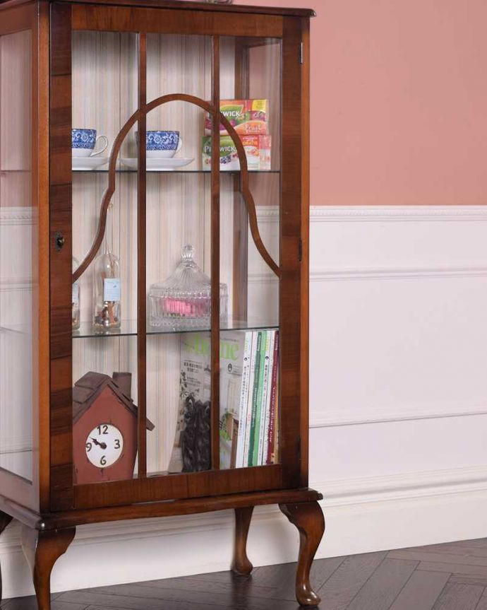 アンティークのキャビネット アンティーク家具 シンプルな美しさが大人っぽい、ウォルナット材のアンティークガラスキャビネット。ガラス越しに中をのぞいてみると・・・中に入れたものが、なんだかちょっと高級に見えちゃうんです。(k-2168-f)