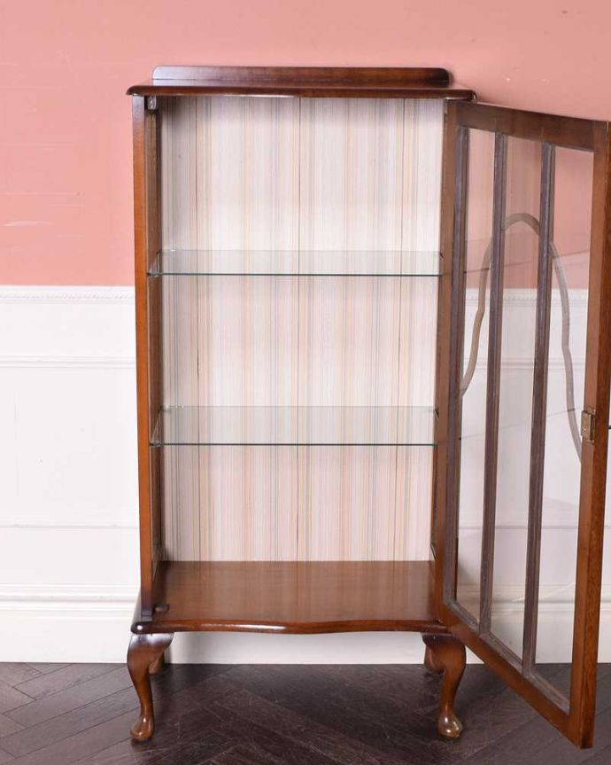 アンティークのキャビネット アンティーク家具 シンプルな美しさが大人っぽい、ウォルナット材のアンティークガラスキャビネット。扉を開けると、中はこんな感じです職人が背板の生地を新しいもので張り替えてキレイに修復して仕上げました。(k-2168-f)