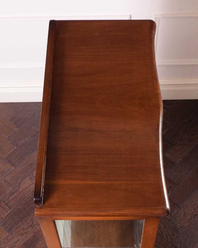 アンティークのキャビネット アンティーク家具 シンプルな美しさが大人っぽい、ウォルナット材のアンティークガラスキャビネット。上から形を見てみましょうキャビネットの形はこんな感じです。(k-2168-f)