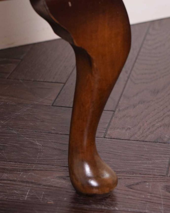 アンティークのキャビネット アンティーク家具 シンプルな美しさが大人っぽい、ウォルナット材のアンティークガラスキャビネット。女性1人でラクラク運べちゃう仕掛けHandleのアンティークは、脚の裏にフェルトキーパーをお付けしています。(k-2168-f)