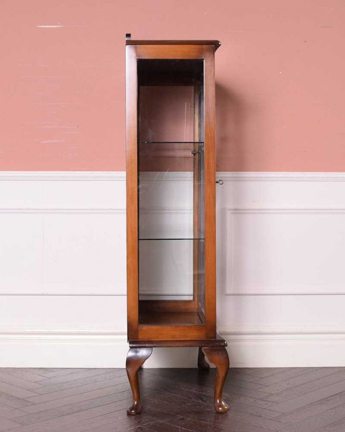 アンティークのキャビネット アンティーク家具 シンプルな美しさが大人っぽい、ウォルナット材のアンティークガラスキャビネット。横から見ると・・・横面もガラス。(k-2168-f)