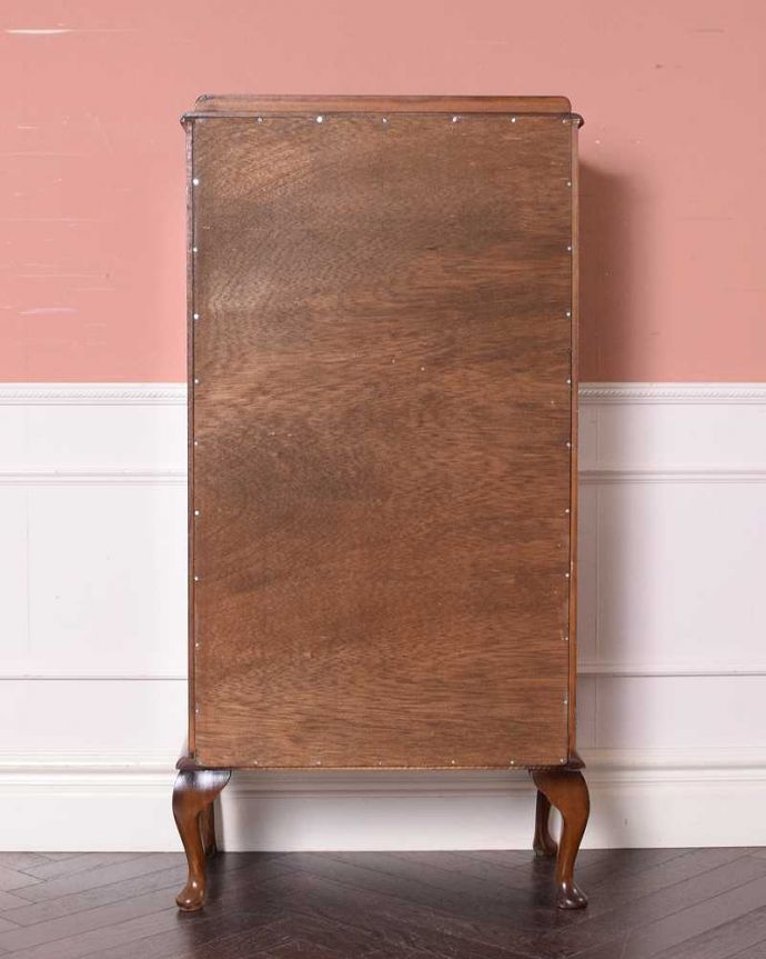 アンティークのキャビネット アンティーク家具 シンプルな美しさが大人っぽい、ウォルナット材のアンティークガラスキャビネット。修復してあるので後姿もキレイ!アンティークは新品ではないので、もちろん経年変化によるキズはありますが、専門の職人がキレイに修復したので、後ろ姿もキレイです。(k-2168-f)