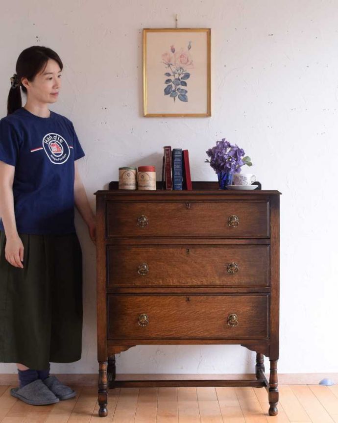 アンティークのチェスト　アンティーク家具　英国のカッコいいアンティーク家具、鍵が付いた美しい３段チェスト。英国アンティークらしい落ち着いた雰囲気が自慢落ち着いた色合いが英国アンティークらしい雰囲気のチェスト。(k-2169-f)