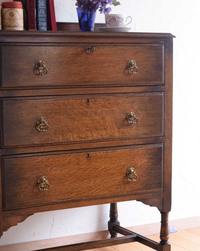 アンティークのチェスト　アンティーク家具　英国のカッコいいアンティーク家具、鍵が付いた美しい３段チェスト。見た目はもちろん、実用的に使って楽しみましょうアンティークのチェストは見た目の美しさはもちろん、実用的にたっぷり収納が出来る実力派。(k-2169-f)