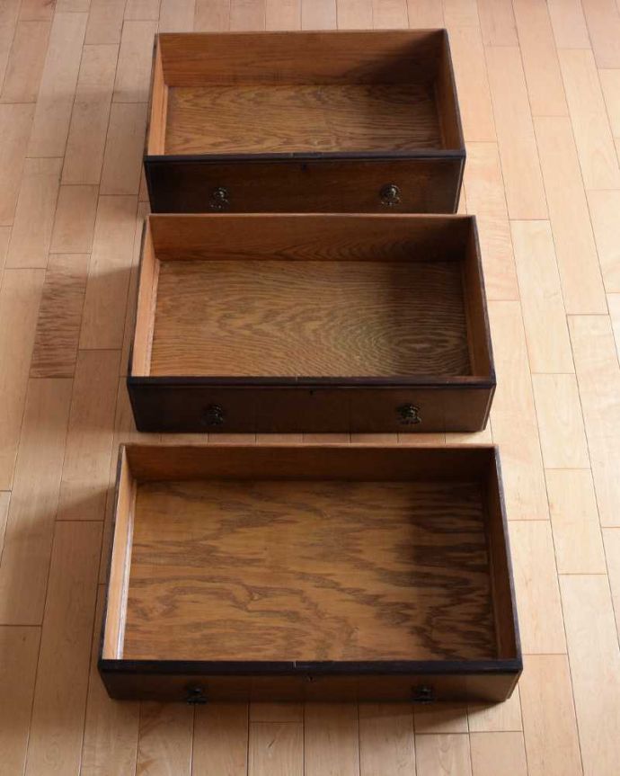 アンティークのチェスト　アンティーク家具　英国のカッコいいアンティーク家具、鍵が付いた美しい３段チェスト。何を入れても大丈夫。(k-2169-f)