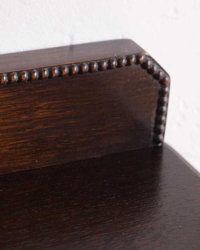 アンティークのチェスト　アンティーク家具　英国のカッコいいアンティーク家具、鍵が付いた美しい３段チェスト。至る所に繊細な彫いろんな彫のデザインがありますが、個人的に美しいと思える女性らしく優雅なデザインを選んできました。(k-2169-f)