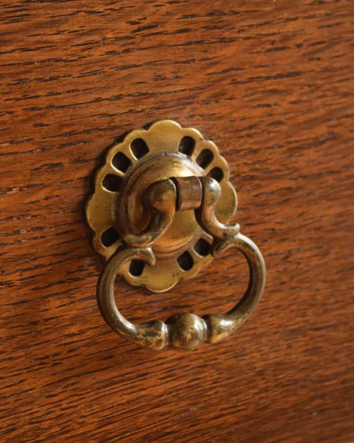 アンティークのチェスト　アンティーク家具　英国のカッコいいアンティーク家具、鍵が付いた美しい３段チェスト。開ける度にワクワク高級感漂うアンティークらしいデザインの取っ手。(k-2169-f)