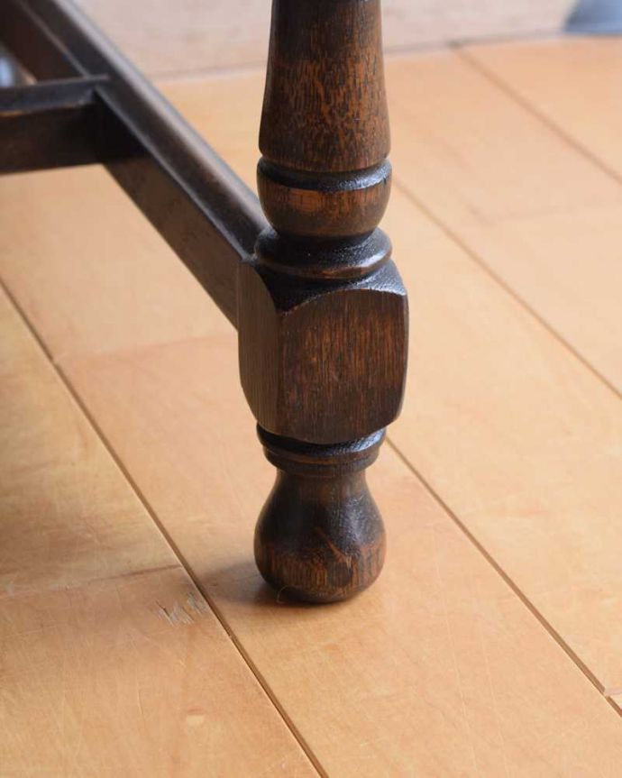 アンティークのチェスト　アンティーク家具　英国のカッコいいアンティーク家具、鍵が付いた美しい３段チェスト。女性1人でラクラク運べちゃう仕掛けHandleのアンティークは、脚の裏にフェルトキーパーをお付けしています。(k-2169-f)