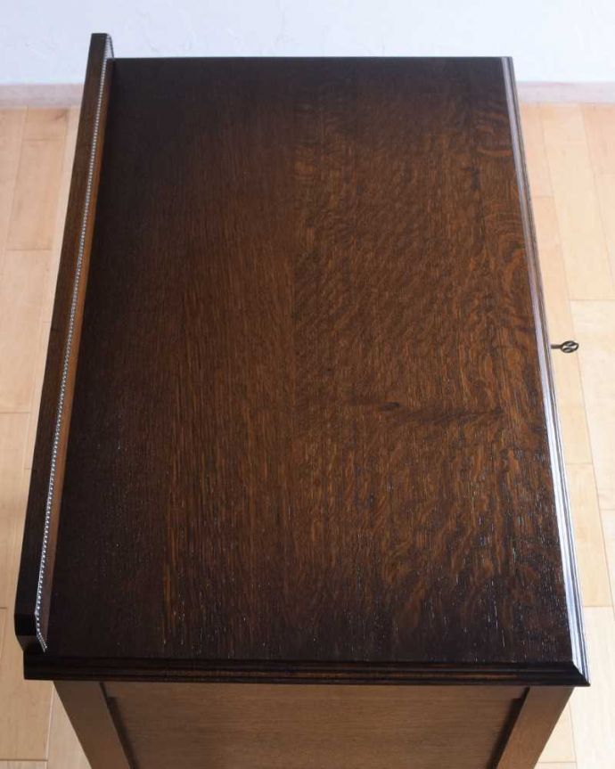 アンティークのチェスト　アンティーク家具　英国のカッコいいアンティーク家具、鍵が付いた美しい３段チェスト。何を置こうかな･･･？上から見ると、天板はこんな感じです。(k-2169-f)