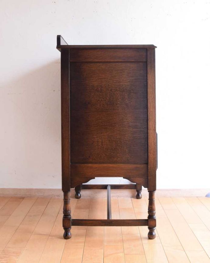 アンティークのチェスト　アンティーク家具　英国のカッコいいアンティーク家具、鍵が付いた美しい３段チェスト。横顔だってカッコいい横から見るとこんな感じです。(k-2169-f)