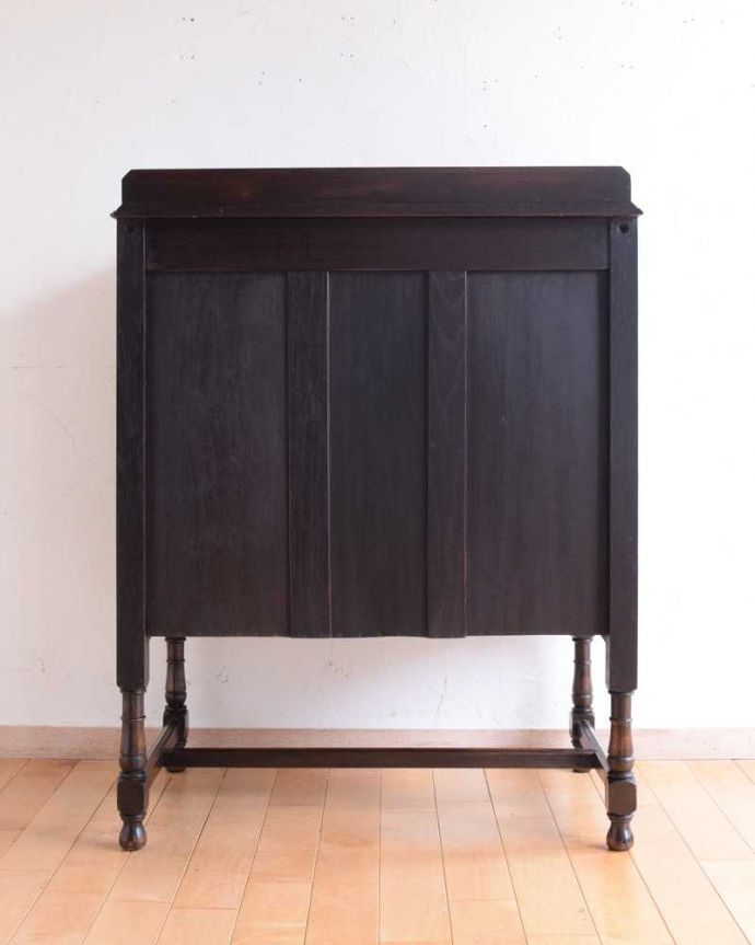 アンティークのチェスト　アンティーク家具　英国のカッコいいアンティーク家具、鍵が付いた美しい３段チェスト。後ろ姿にも自信アリ！アンティークは新品ではないので、経年変化によるキズはありますが、専門の職人がキレイに修復したので後ろ姿にも自信があります。(k-2169-f)