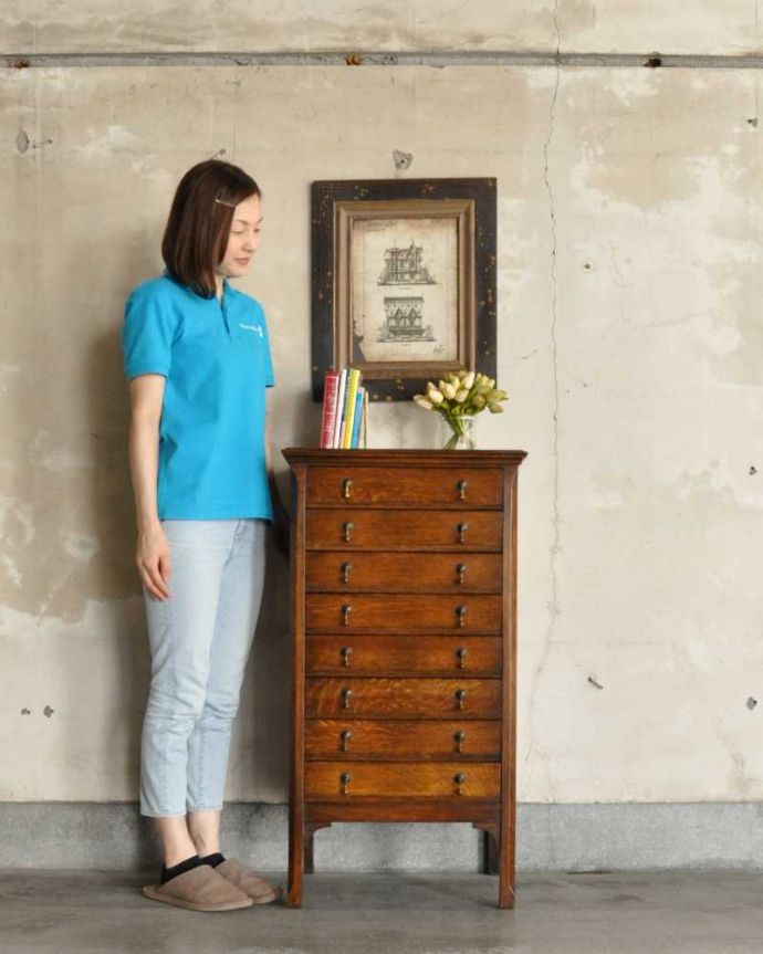 アンティークのチェスト アンティーク家具 たっぷり引き出しの付いたアンティーク英国家具、ミュージックキャビネット(収納家具)。楽譜のために作られた贅沢なミュージックチェストスラーッとスタイルがよく、薄い引き出しがたくさん付いたチェストは、もともと楽譜の収納場所として作られた贅沢なチェストなんです。(k-2170-f)