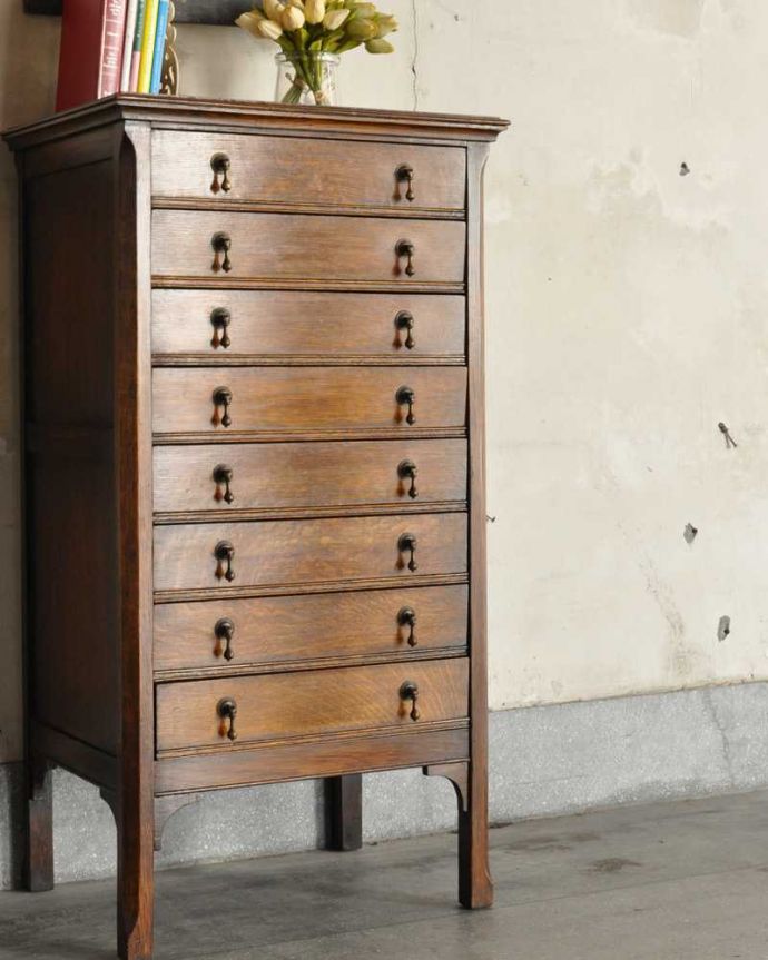 アンティークのチェスト アンティーク家具 たっぷり引き出しの付いたアンティーク英国家具、ミュージックキャビネット(収納家具)。厚みがない引き出しはとっても便利に使えます楽譜用に作られた低い引き出しがたくさんあるので、細々としたものを分けて収納できます。(k-2170-f)