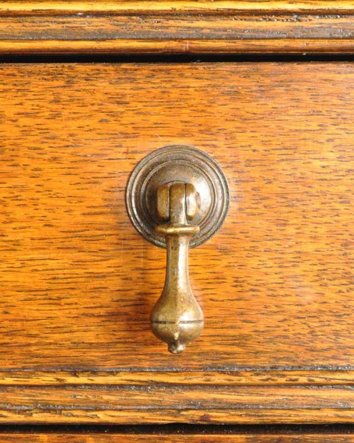 アンティークのチェスト アンティーク家具 たっぷり引き出しの付いたアンティーク英国家具、ミュージックキャビネット(収納家具)。取っ手もアンティークらしいデザインアンティーク家具の取っ手は、なんだか高級感があるんですよね。(k-2170-f)