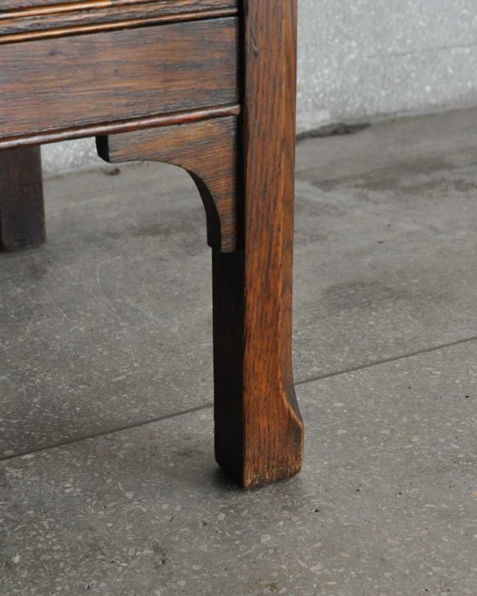 アンティークのチェスト アンティーク家具 たっぷり引き出しの付いたアンティーク英国家具、ミュージックキャビネット(収納家具)。女性1人でラクラク運べちゃう仕掛けHandleのアンティークは、脚の裏にフェルトキーパーをお付けしています。(k-2170-f)