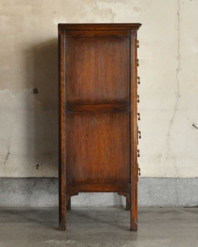 アンティークのチェスト アンティーク家具 たっぷり引き出しの付いたアンティーク英国家具、ミュージックキャビネット(収納家具)。横から見てもステキ横から見た姿も英国アンティークらしくこんなにカッコいいんです。(k-2170-f)