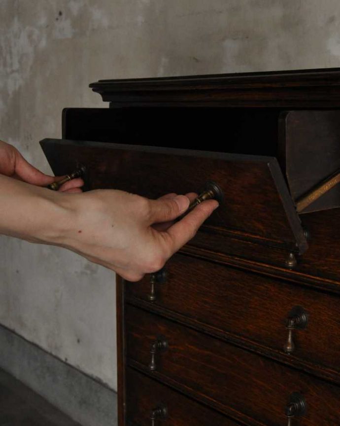 アンティークのチェスト アンティーク家具 たっぷり引き出しの付いたアンティーク英国家具、ミュージックキャビネット(収納家具)。簡単に出し入れ出来ますちゃんと動くように修復したので、引き出し部分は楽譜を入れるために引き出しやすくなっています。(k-2170-f)