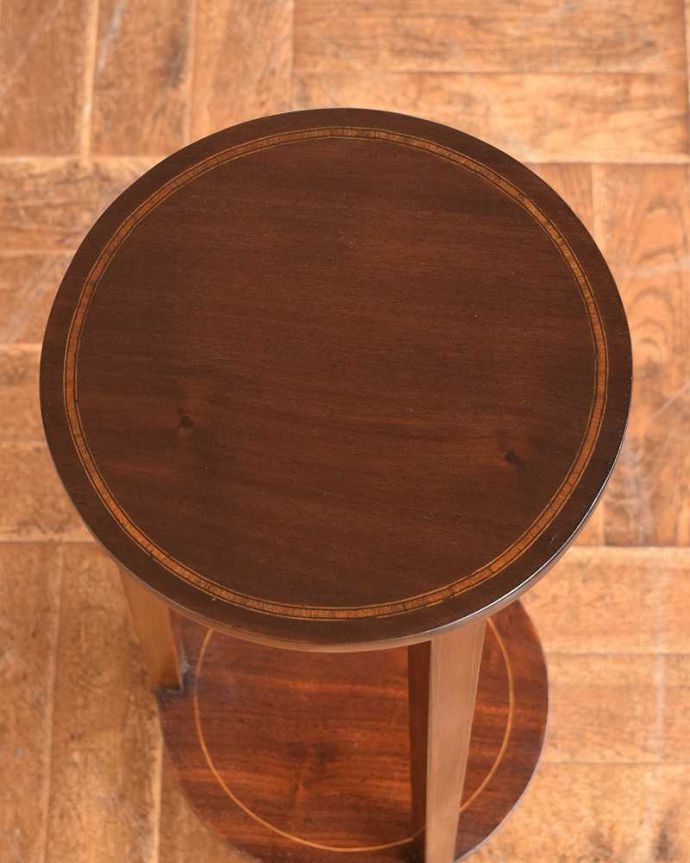 プランツスタンド・ケーキスタンド　アンティーク家具　英国輸入の美しい小さなアンティーク家具、マホガニー材のプランツスタンド。上から見ると･･･天板の形はこんな感じです。(k-2171-f)