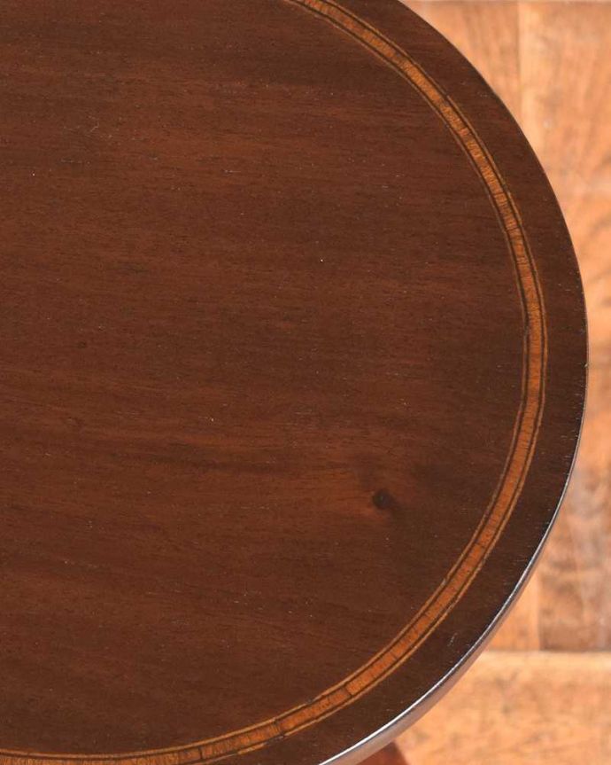 プランツスタンド・ケーキスタンド　アンティーク家具　英国輸入の美しい小さなアンティーク家具、マホガニー材のプランツスタンド。近づいてみると…木目もキレイな天板。(k-2171-f)