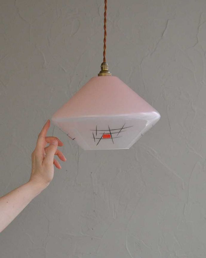 ペンダントライト　照明・ライティング　かわいいピンクのアンティークペンダントライト（コード・シャンデリア電球・ギャラリーなし）。。(k-2171-z)