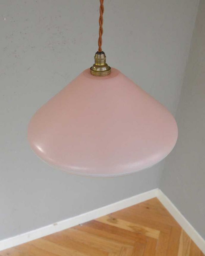 ペンダントライト　照明・ライティング　かわいいピンクのアンティークペンダントライト（コード・シャンデリア電球・ギャラリーなし）。。(k-2171-z)