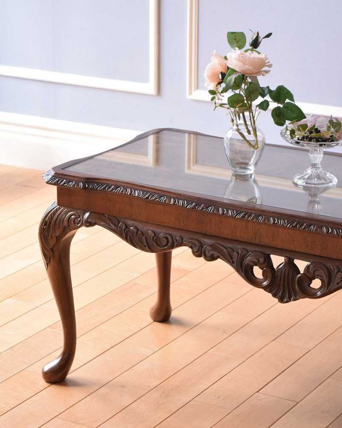 アンティークのテーブル アンティーク家具 イギリスから輸入したアンティーク家具、ガラストップで仕上げた美しい天板のコーヒーテーブル 。英国らしいデザインのうつくしさにうっとり・・・脚のデザインだけ見ても、アンティークらしさが感じられるんです。(k-2172-f)