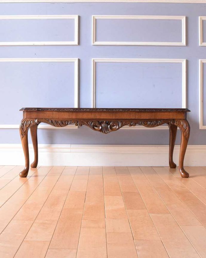 アンティークのテーブル アンティーク家具 イギリスから輸入したアンティーク家具、ガラストップで仕上げた美しい天板のコーヒーテーブル 。横から見た姿もステキ横から見るとこんな感じ。(k-2172-f)